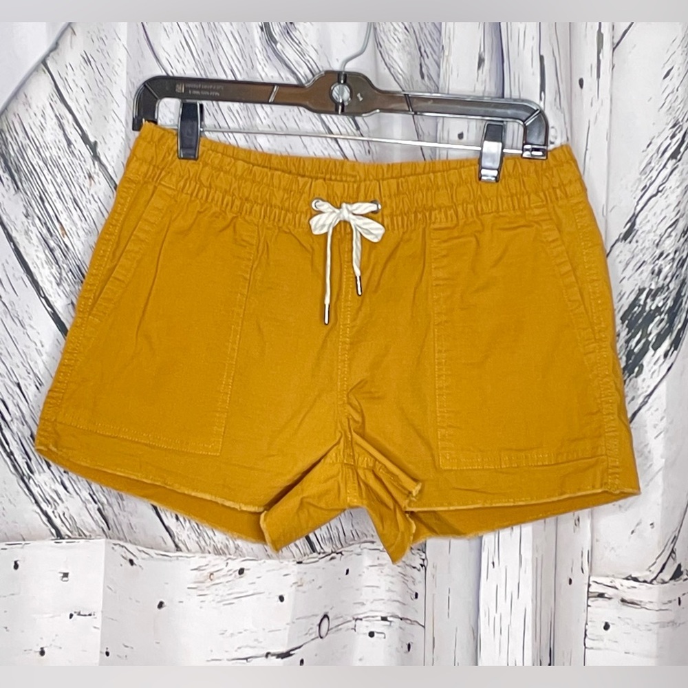 Vuori shorts frayed hems elastic waistline pockets gold S